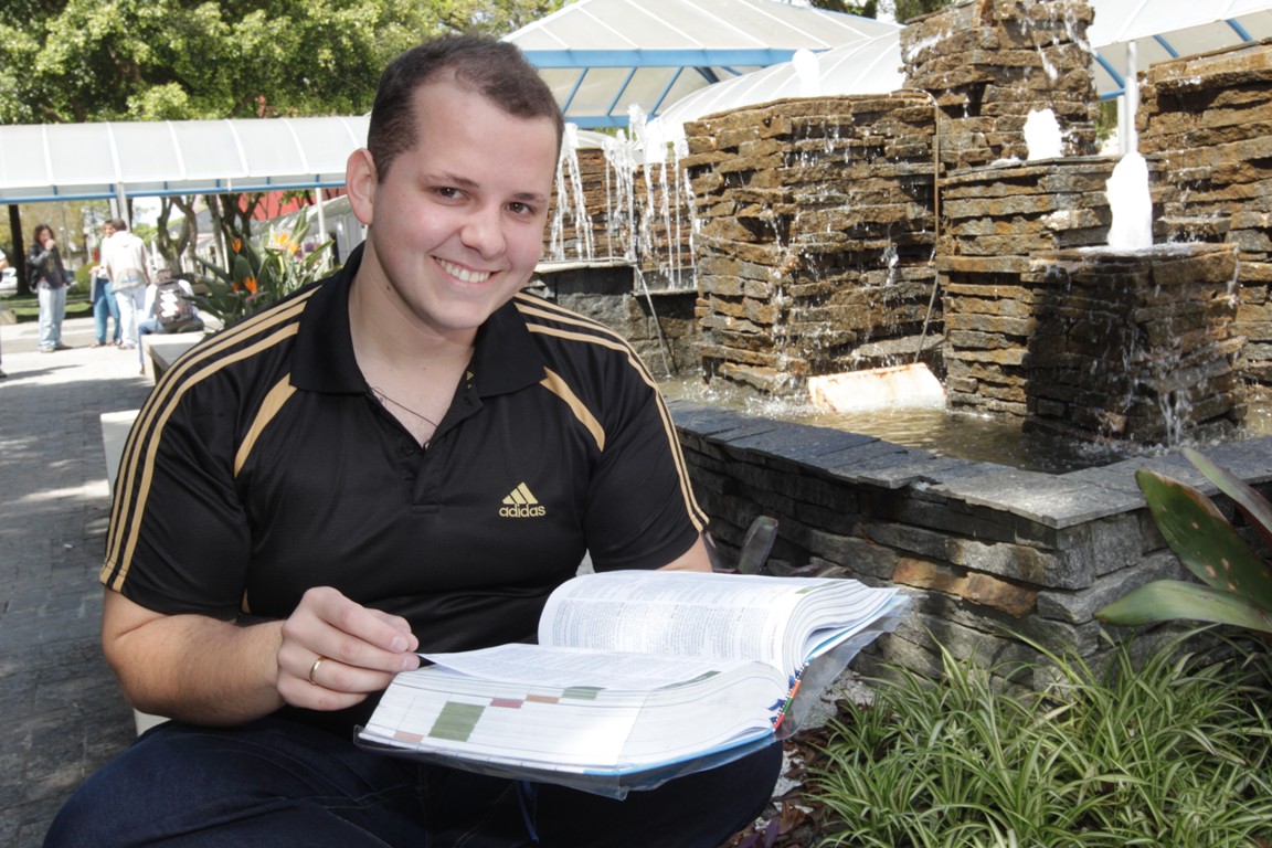 O universitário André Luiz Primão Lopes já é concursado do Tribunal de Justiça e se prepara para a carreira de diplomata | Aniele Nascimento / Gazeta do Povo