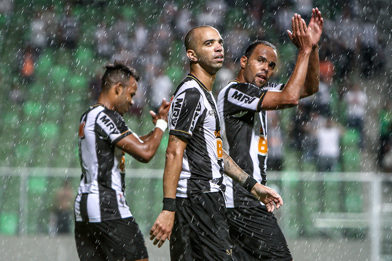 Fernandinho e Alecsandro comemoram com Diego Tardelli (centro), autor de três gols na vitória do Galo sobre o Goiás | Bruno Cantini / Atlético-MG