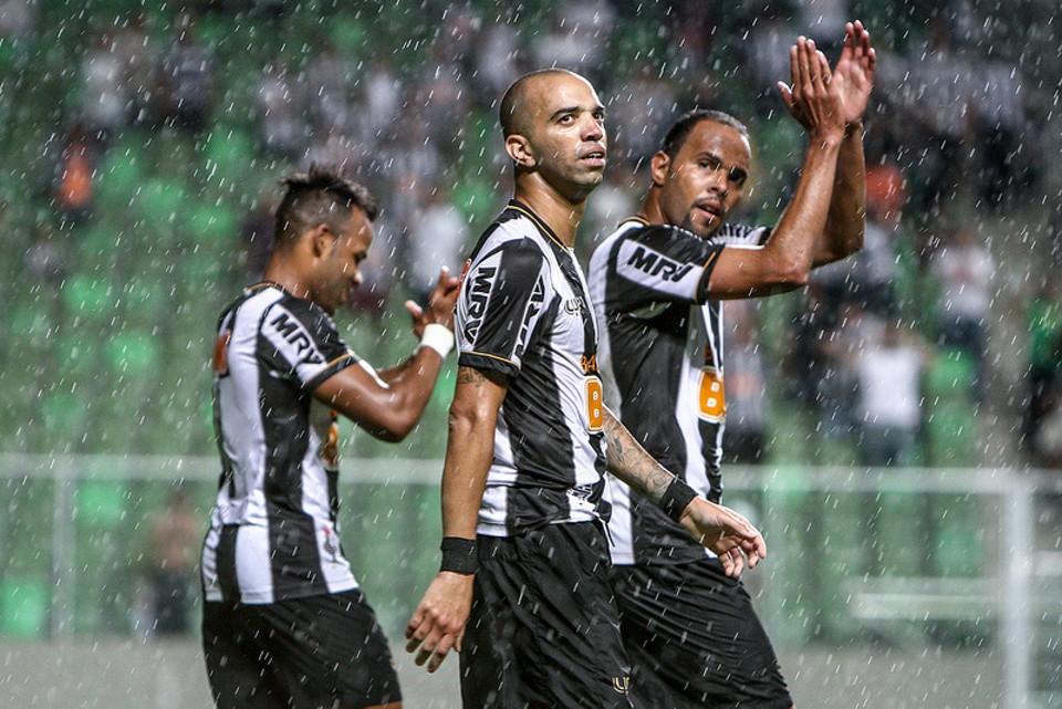 Fernandinho e Alecsandro comemoram com Diego Tardelli (centro), autor de três gols na vitória do Galo sobre o Goiás | Bruno Cantini / Atlético-MG