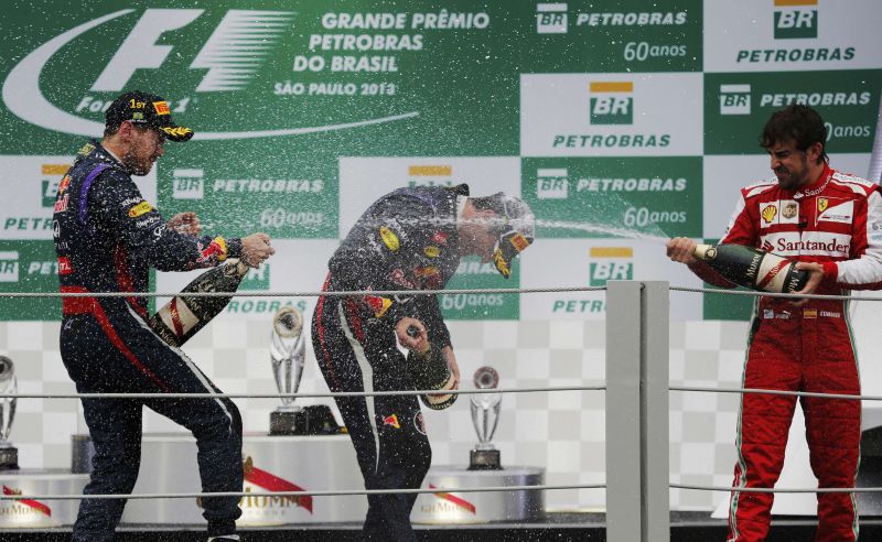No pódio, o segundo colocado Webber tomou banho de champagne do companheiro Vettel, com quem teve atritos, e de Alonso | Nacho Doce / Reuters