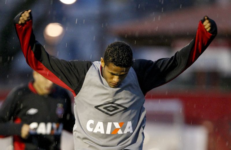 Lateral Léo não treinou nesta sexta-feira, mas deve enfrentar o Inter | Hugo Harada / Gazeta do Povo