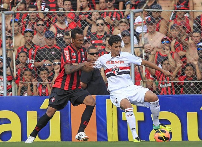 Bruno Silva disputa a bola com Paulo Henrique Ganso | 
