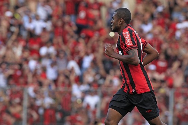 Marcelo comemora o golaço que marcou diante do São Paulo | 