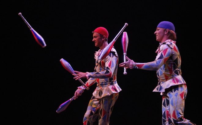 Como em todo circo, os malabaristas não poderiam faltar | 