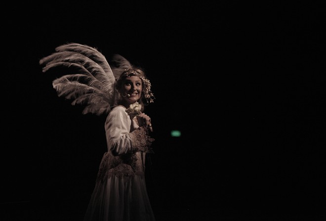 Diversos anjos, que conduziam o palhaço pela aventura, davam o toque de fantasia à apresentação | 