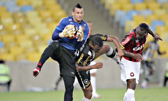 O goleiro Weverton e o zagueiro Manoel demonstraram desatenção em alguns lances ontem | 