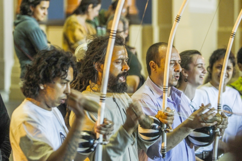 Roda de capoeira realizada em frente à Catedral de Curitiba, na última quarta-feira: uma luta de libertação | Daniel Castellano/Gazeta do Povo