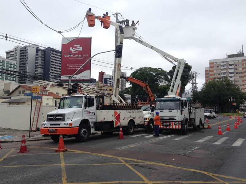 O poste danificado fica na esquina da Avenida do Batel com a Rua Bruno Filgueira | Lucas Gabriel Marins/Gazeta do Povo