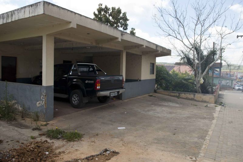 A sede da delegacia de Itaperuçu, que está abandonada, comprova a falta de investimento em manutenção: pintura descascando e sujeira acumulada | Henry Milleo/ Gazeta do Povo