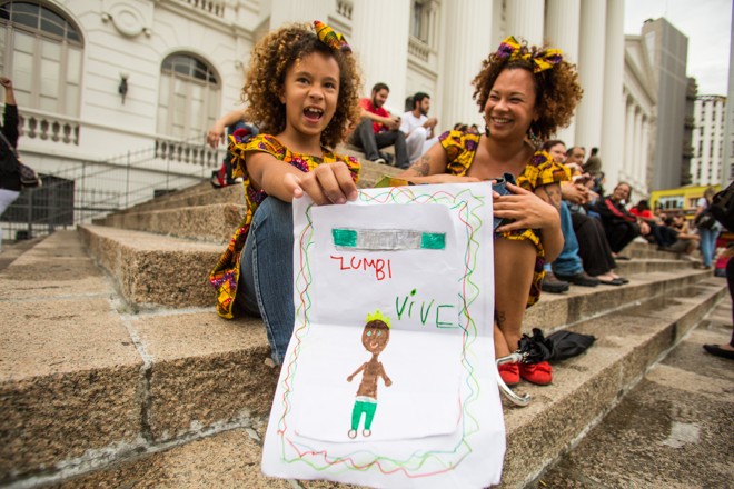 O protesto reuniu cerca de 200 pessoas no Centro de Curitiba |