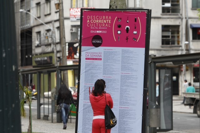 Espalhados por diversos pontos da cidade, paineis informam a programação completa dos palcos da Corrente | Daniel Castellano/Gazeta do Povo