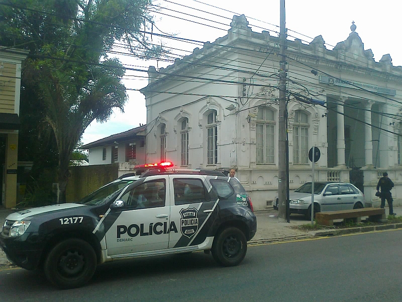 Suspeitos presos Operação América são levados para a Divisão de Narcóticos, no bairro Batel, em Curitiba | Aniele Nascimento / Agência de Notícias Gazeta do Povo