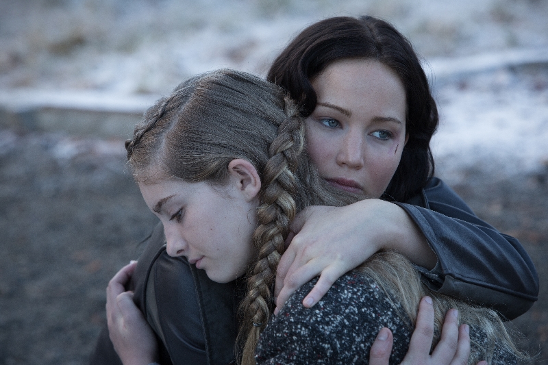 Jennifer Lawrence (à dir.) volta a encarnar a guerreira adolescente Katniss Everdeen | Divulgação
