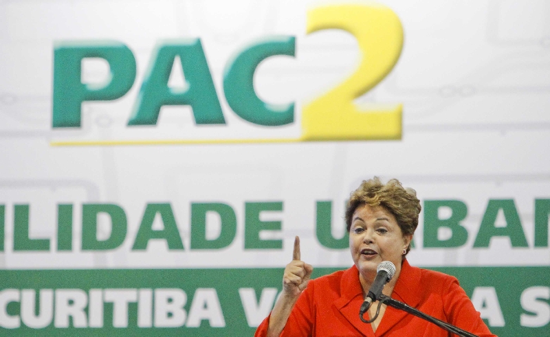 Neste ano, Dilma já comandou 13 cerimônias de entrega de chaves de máquinas a prefeitos | Daniel Castellano / Gazeta do Povo