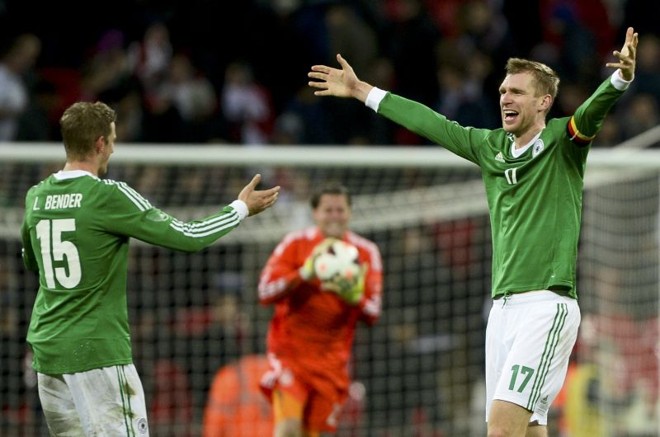 O capitão alemão Mertesacker (direita) comemora com Bender o gol da vitória sobre a Inglaterra | Dylan Martinez / Reuters