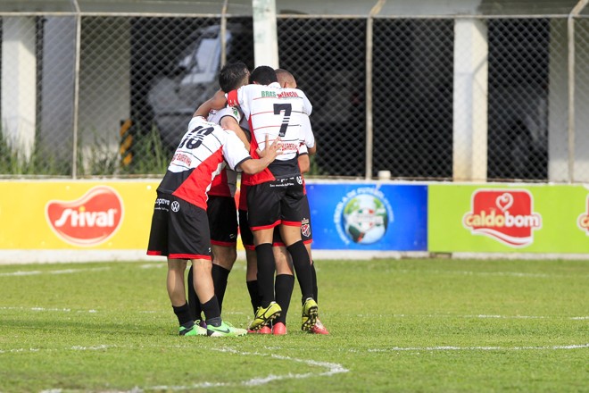 Equipe do Combate Barreirinha comemora após marcar o gol de empate | 