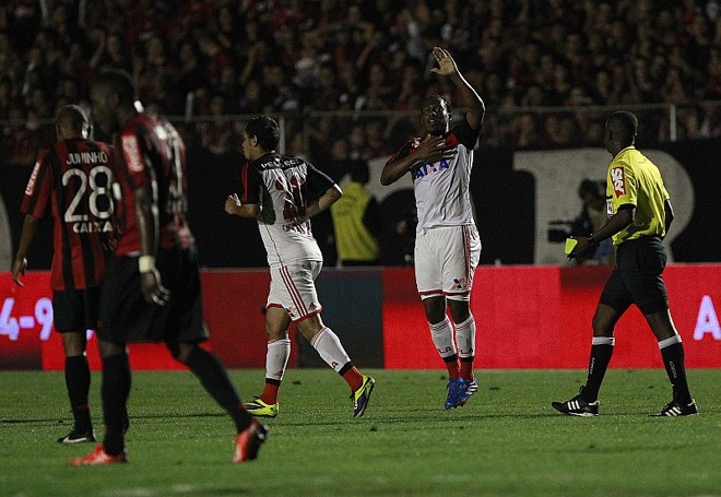 Amaral comemora o gol de empate do Flamengo | 