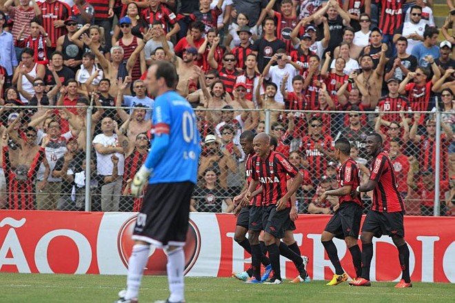 Jogadores do Atlético comemoram o segundo gol na vitória sobre o São Paulo, marcado por Luiz Alberto | 