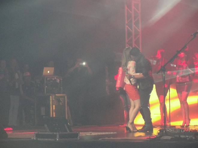 Fã foi chamada no palco para dançar com Jorge | 