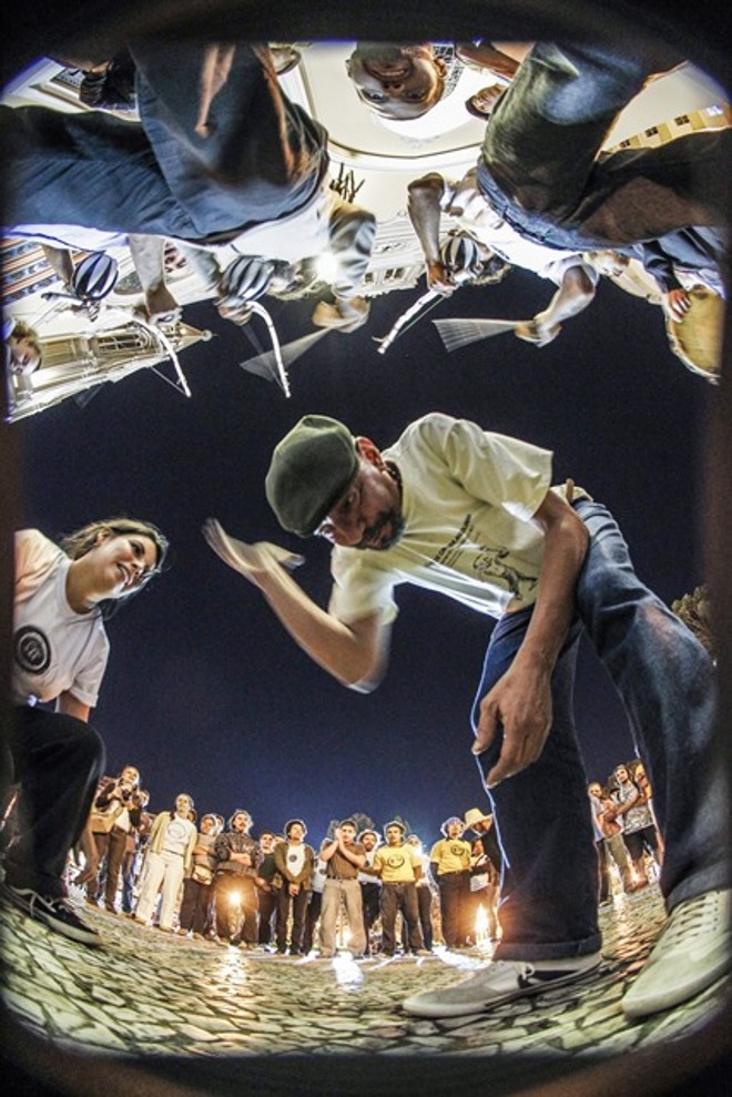 Roda de Capoeira Angola em frente à catedral de Curitiba |
