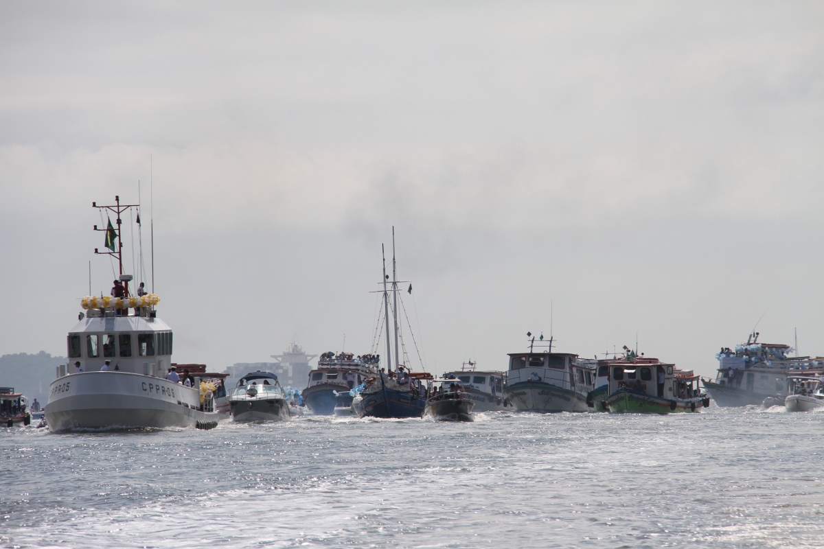 Cerca de 100 embarcações participaram da procissão marítima, segundo os organizadores do evento | Sandra Terena/Especial para a Gazeta do Povo