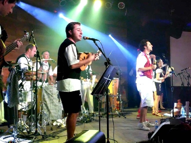 Aoca Bar: Um bar que surgiu a partir de uma associação de artistas e educadores, a Associação de Orientadores Culturais e Artistas (Aoca), que se notabilizou por abrir espaço para os cantores e compositores curitibanos de MPB, como Naína, Troy Rossilho, Eugênio Fim (Regra 4) e a Maquinaíma de Alexandre Nero  muito antes de ele se tornar ator famoso da Globo. Este é o Aoca Bar, que funciona desde 1999 na Treze de Maio. 