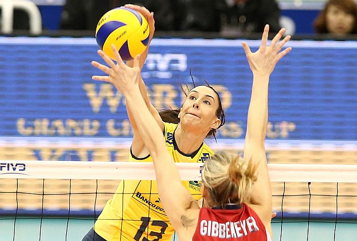 Sheilla ataca o bloqueio americano na estreia com vitória na Copa dos Campeões | Divulgação FIVB