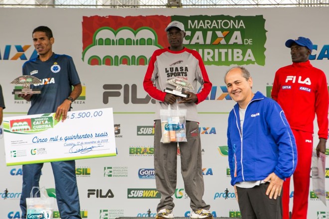 Os vencedores da Maratona de Curitiba recebem os cumprimentos do prefeito Gustavo Fruet | 