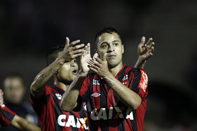 Dellatorre pede aplausos à torcida. Pedido justo para um time próximo de chegar à Libertadores | Albari Rosa/Gazeta do Povo