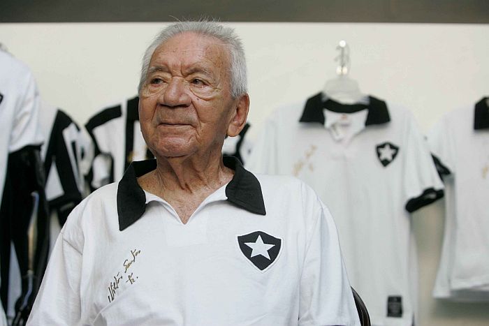 Nilton Santos, em foto de 2012, quando foi homenageado pelo Botafogo: lateral foi um dos líderes do bicampeonato mundial do Brasil em 58/62 | Eduardo Naddar / Agência O Dia