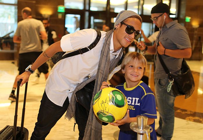 Neymar tira foto com torcedor na chegada ao hotel da seleção em Miami | Mowa Press