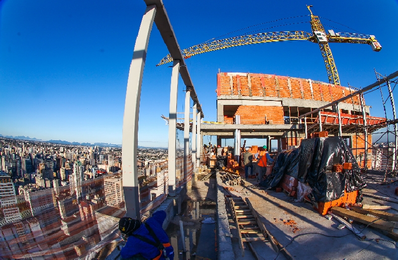 Prédio em contrução em Curitiba: demanda por engenheiros deve continuar crescendo | Daniel Castellano/ Gazeta do Povo