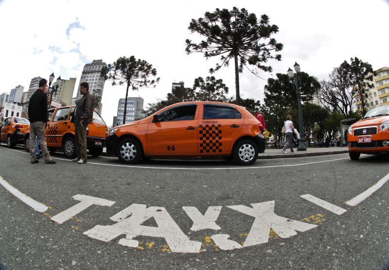 Mesmo com as novas autorizações, Curitiba ainda não atingirá patamar ideal de qualidade de táxis, que é de um carro para 300 pessoas | Daniel Castellano/ Agência de Notícias Gazeta do Povo