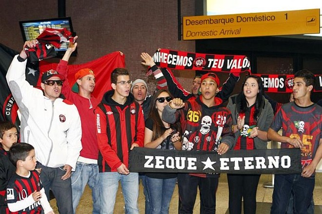 Torcida atleticana recebeu o time no Aeroporto Afonso Pena |
