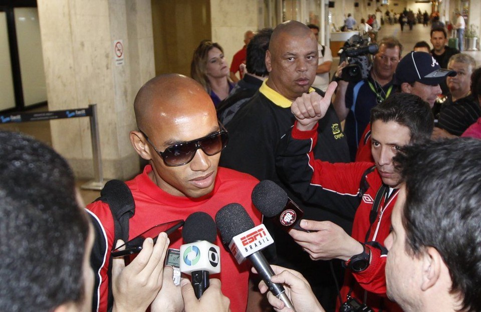 Luiz Alberto na chegada do Atlético a Porto Alegre para duelo com o Grêmio | Daniel Castellano, enviado especial / Gazeta do Povo
