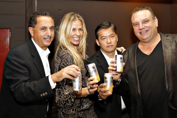 Adriane Galisteu foi a estrela da festa de lançamento do energético Edge Energy Drink, no Taboo. É o primeiro produto da nova marca de bebidas do grupo paranaense Hafil, em parceria com empresários americanos. Com ela na foto, Adnan Dahdul (à esq.), Silvio Honda e John G. Freeman, sócios do Edge | Daniel Derevek