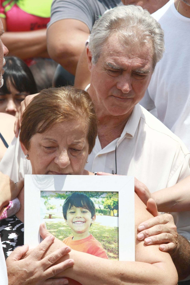 A avó materna segura uma foto do menino durante enterro | Edson Silva/Folhapress
