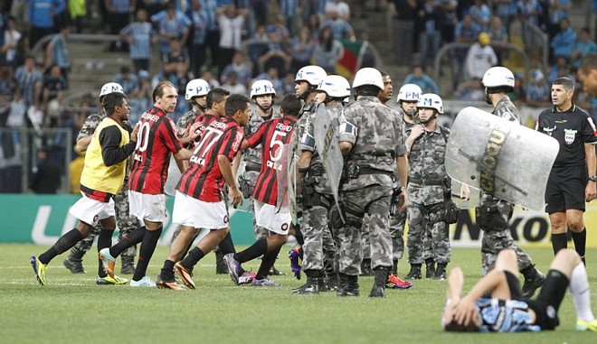 Policiais entram em campo para conter início de confusão entre jogadores atleticanos e gremistas | 