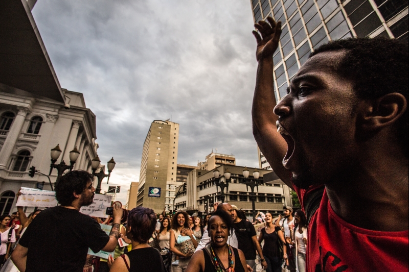 O protesto reuniu cerca de 200 pessoas no Centro de Curitiba | Brunno Covello/Agência de Notícias Gazeta do Povo