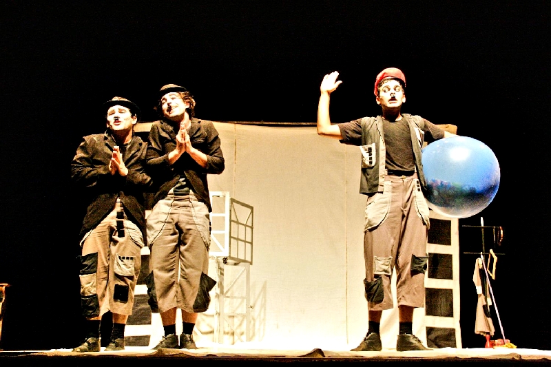 Um Mundo Debaixo do Meu Chapéu brinca com a figura de Charlie Chaplin | Divulgação