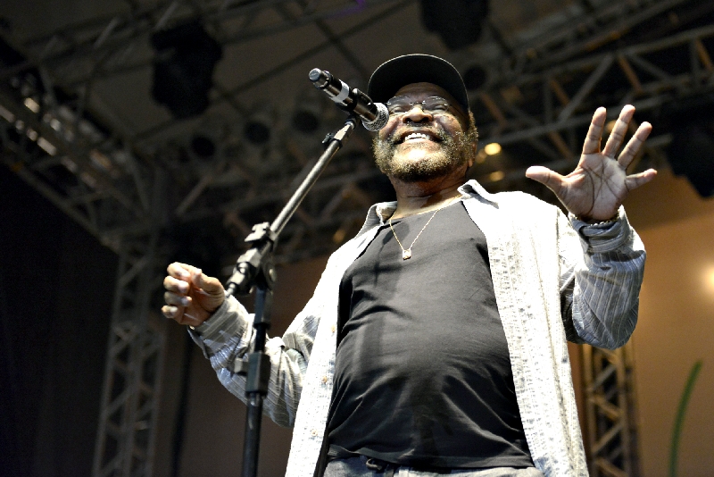 Sambista cantou para uma Boca Maldita lotada de gente e iluminada pela lua de Luanda | Henry Milléo/Gazeta do Povo