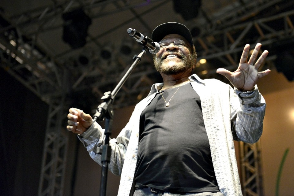 Sambista cantou para uma Boca Maldita lotada de gente e iluminada pela lua de Luanda | Henry Milléo/Gazeta do Povo