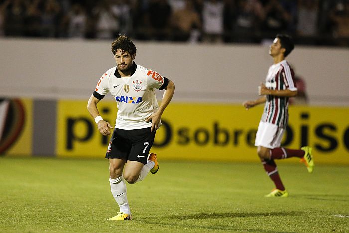 Pato comemora gol de pênalti do Corinthians sobre o Flu aos 45 minutos do segundo tempo. | Rubens Cavallari / Folhapress