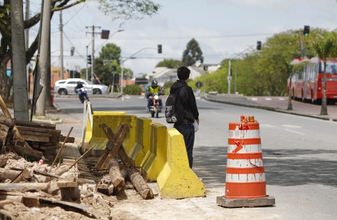 Na construção do viaduto da Linha Verde sobre a Avenida Afonso Camargo, no Cajuru, pedestre não tem por onde caminhar | 