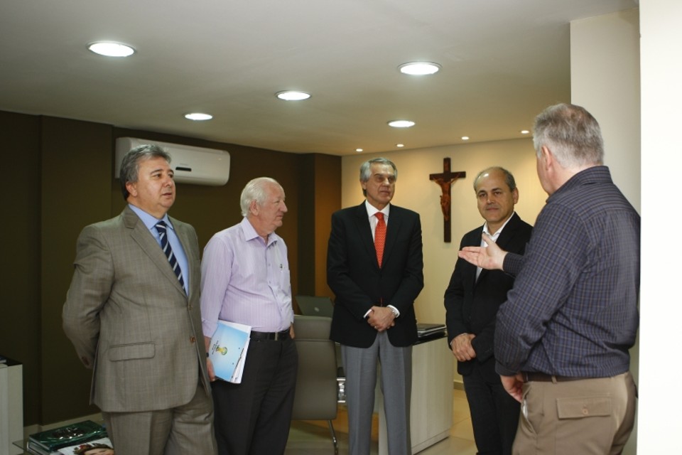 Vilson Ribeiro (centro) com integrantes da Fifa: Couto na Copa | Jonathan Campos/ Gazeta do Povo