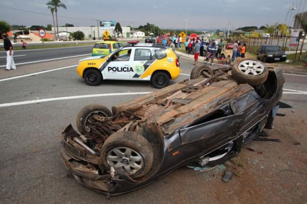Carro do rapaz acusado de causar o acidente capotou | Cicero Back/Tribuna do Paraná