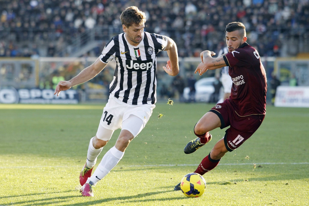 Fernando Llorente, da Juventus, disputa a bola com Federico Ceccherini, do Livorno | Reuters/Giampiero Sposito