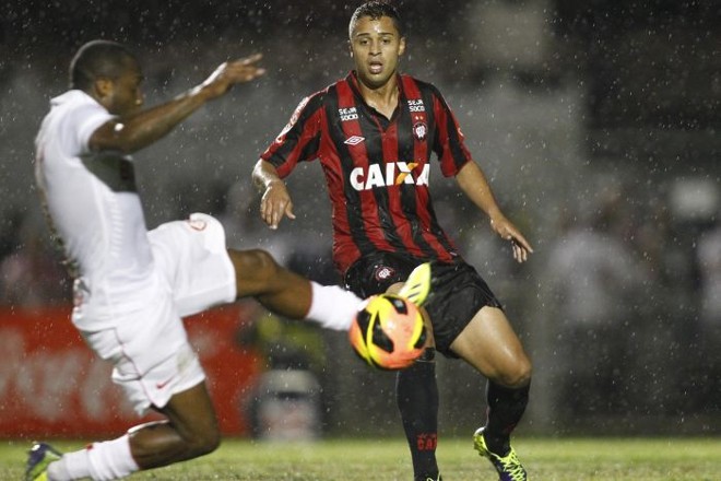 Willians tenta dominar a bola sob olhar atento de Dellatorre | 