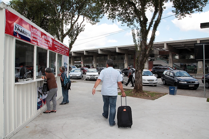 Algumas empresas já deixaram parte dos fundos do terminal e passaram a funcionar junto à feira | Jaelson Lucas/Prefeitura de Curitiba
