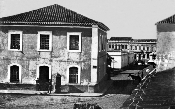 A cadeia pública de Curitiba existiu por mais de duzentos anos na Praça Tiradentes, aqui ela aparece em fotografia feita em 1897, pouco antes de ser demolida | Acervo Cid Destefani